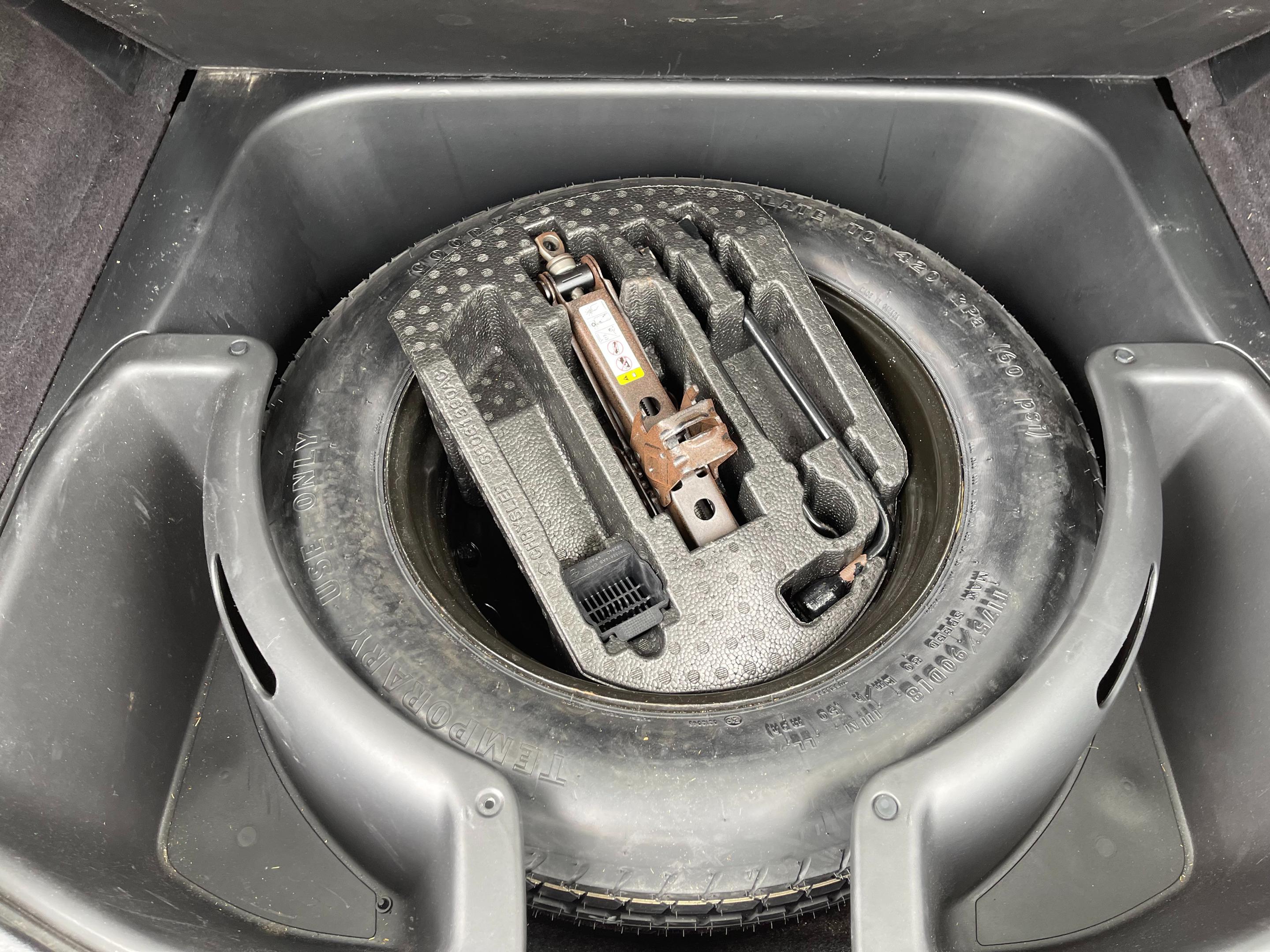 2011 JEEP GRAND CHEROKEE - Image 11