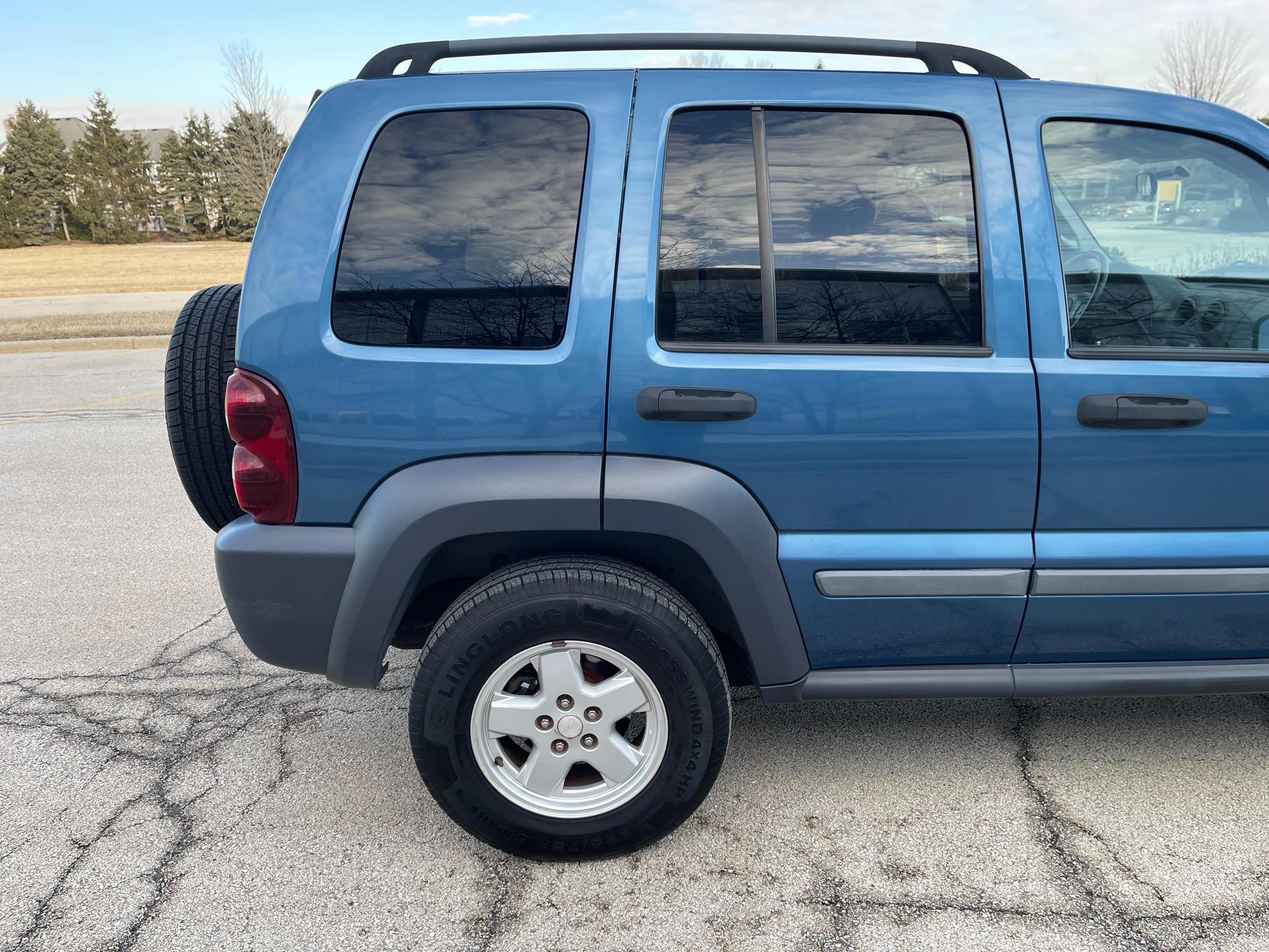 2005 JEEP LIBERTY - Image 28