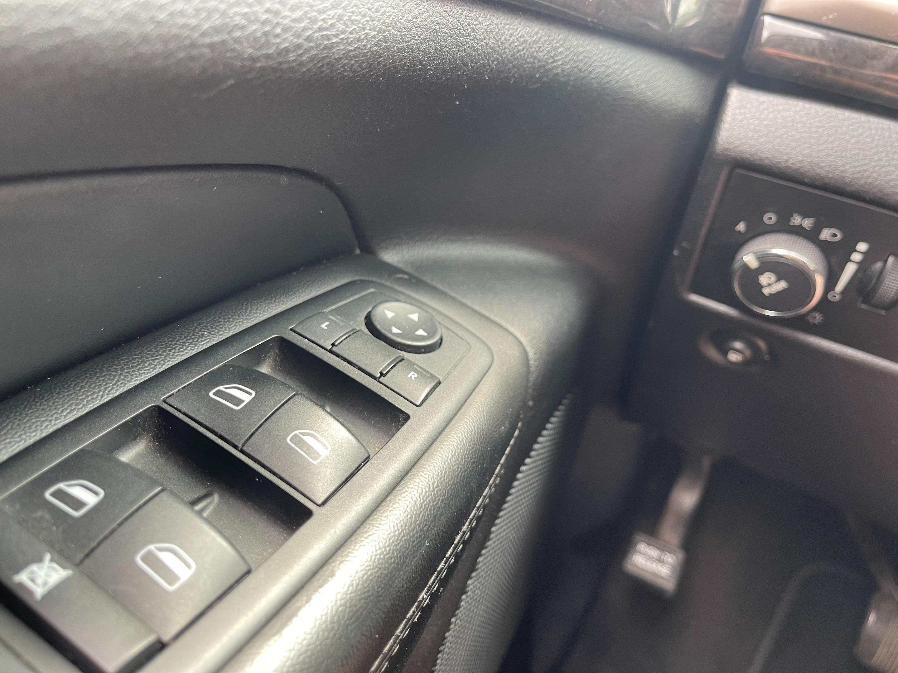 2011 JEEP GRAND CHEROKEE - Image 25