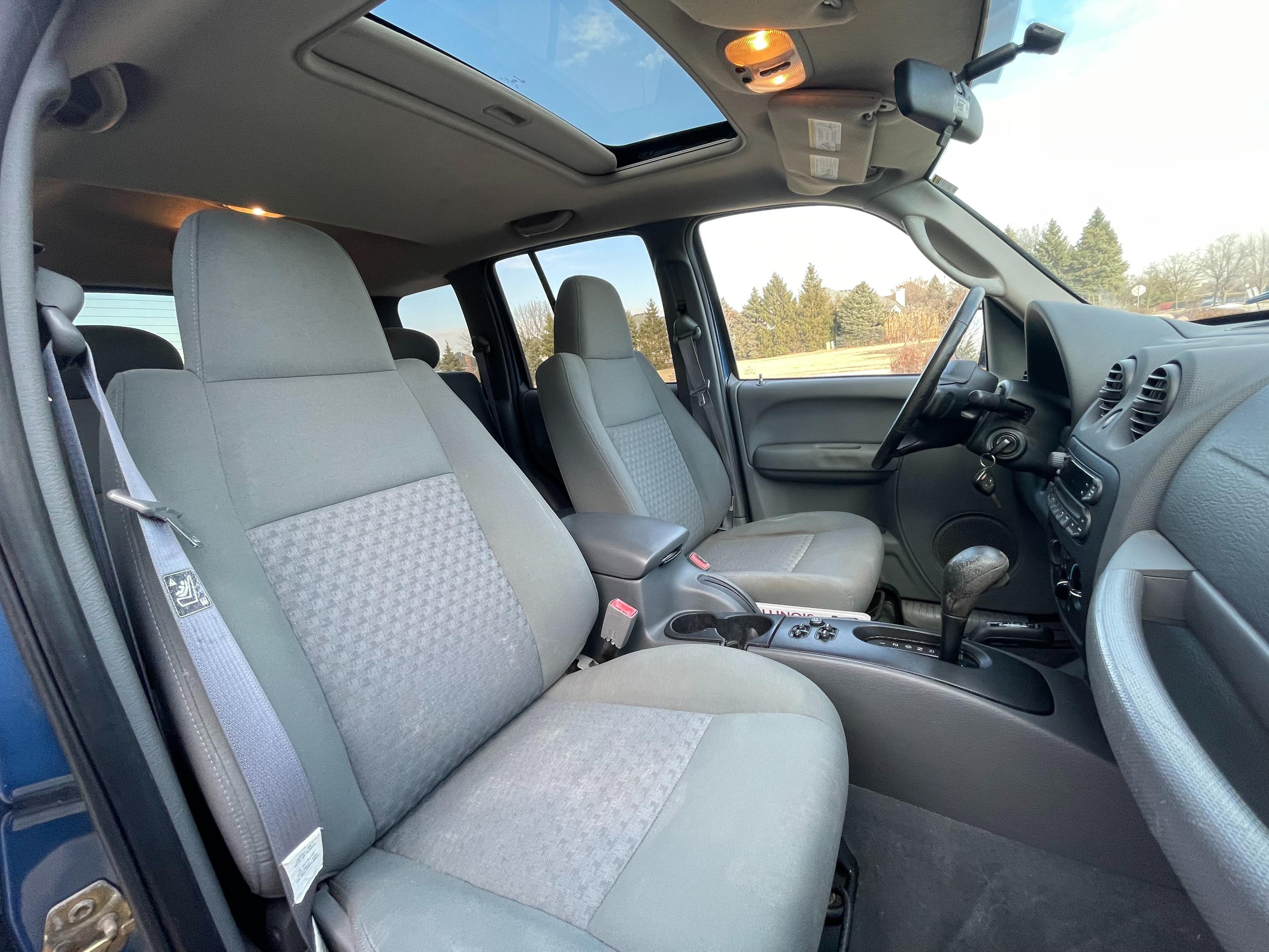 2005 JEEP LIBERTY - Image 11