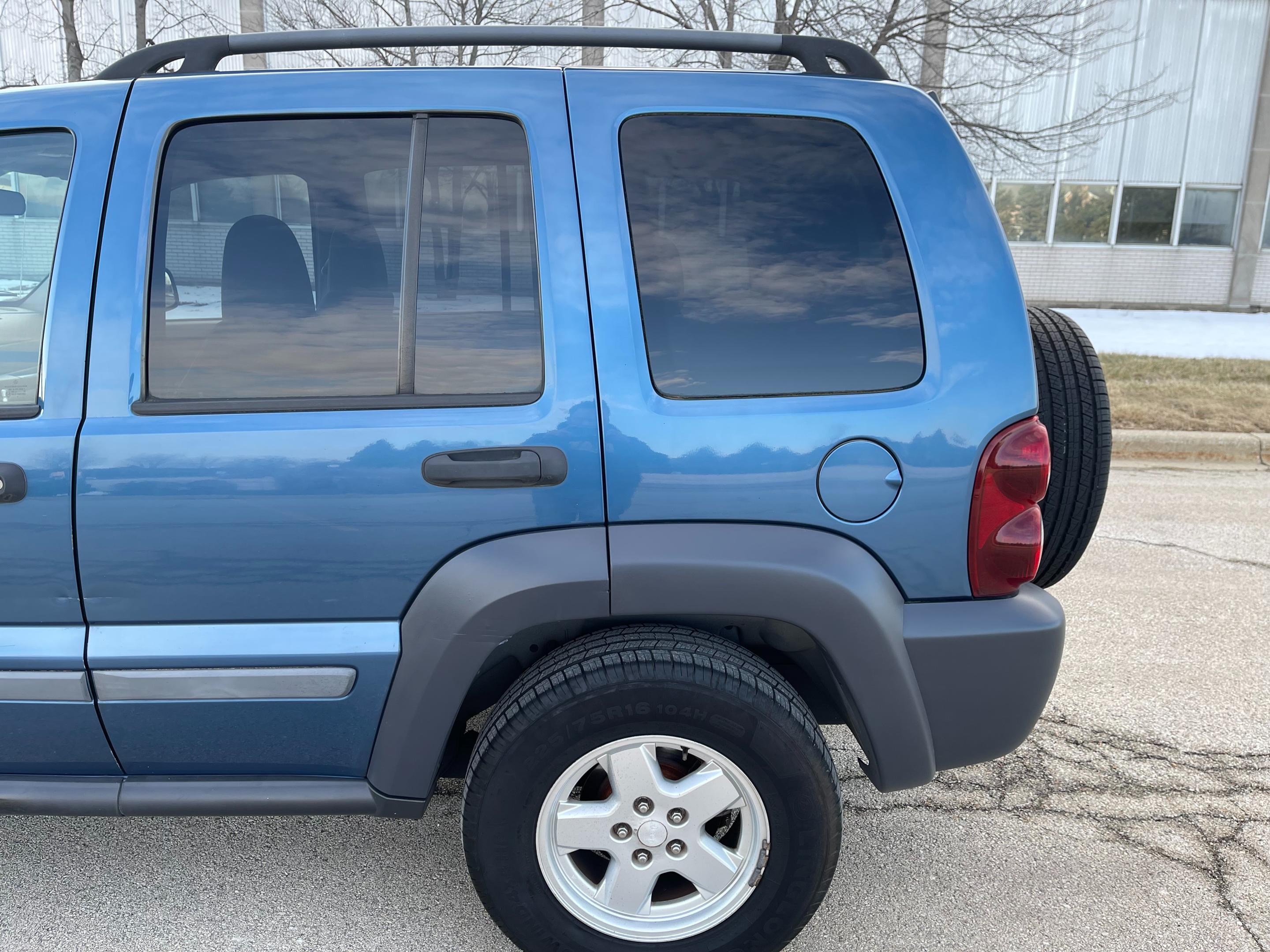 2005 JEEP LIBERTY - Image 19