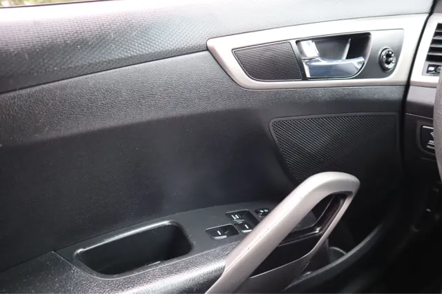 2016 Hyundai Veloster Base photo 11