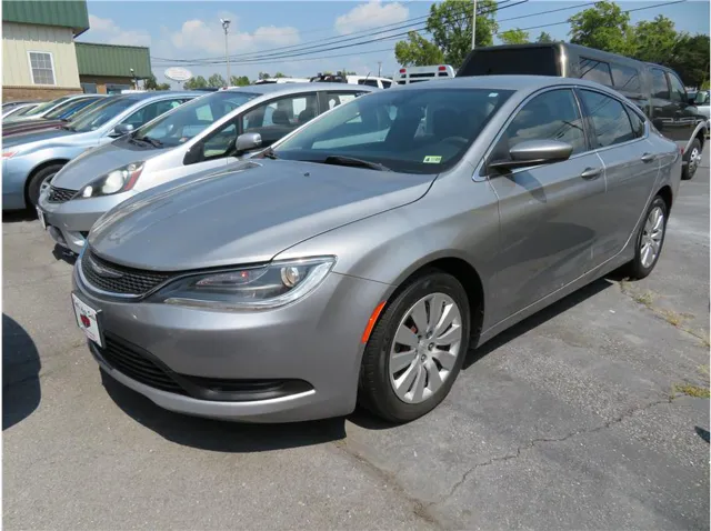 2017 Chrysler 200 LX's photo
