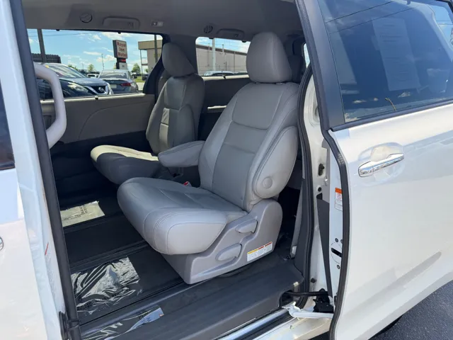 2017 Toyota Sienna XLE - Photo 6