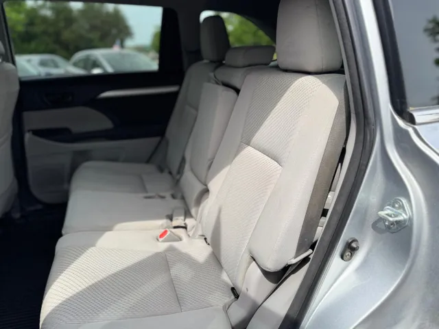 2017 Toyota Highlander LE - Photo 12