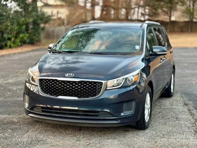 2017 Kia Sedona LX's photo