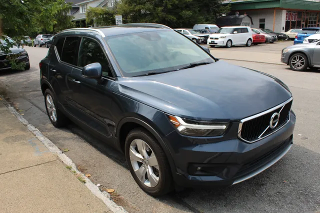 2021 Volvo XC40 Momentum photo 3