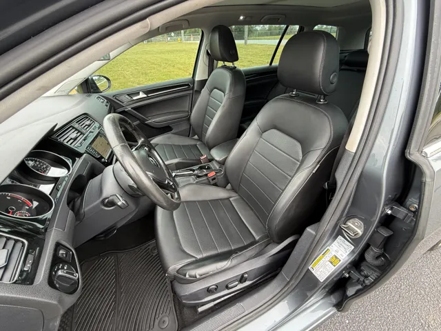 2017 Volkswagen Golf SportWagen 29