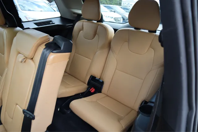 2016 Volvo XC90 T6 Momentum AWD photo 22