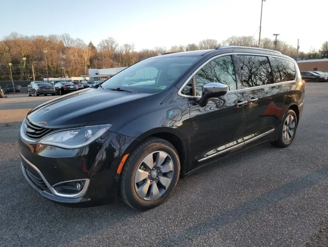 2018 Chrysler Pacifica Hybrid Limited's photo
