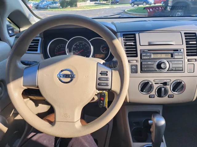 2010 Nissan Versa S photo 17