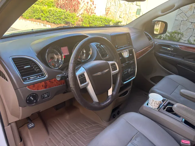 2016 Chrysler Town & Country Touring - Photo 10