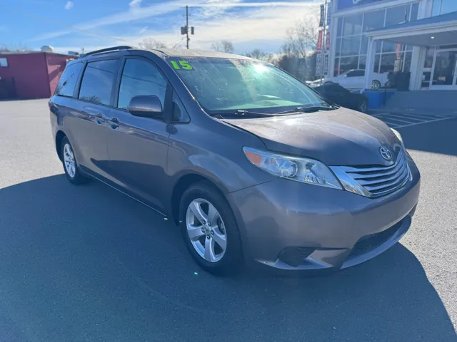 2015 Toyota Sienna LE's photo