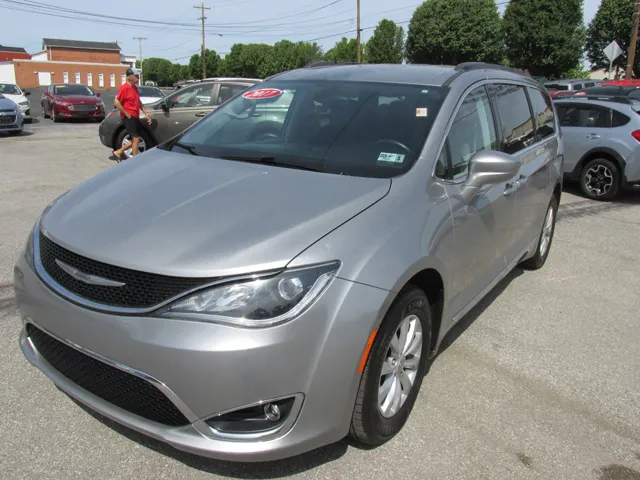 2017 Chrysler Pacifica Touring-L's photo