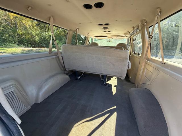 2001 Ford Econoline Wagon E-150 XLT