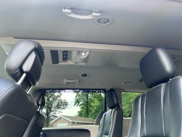 2015 Chrysler Town & Country Touring - Photo 19