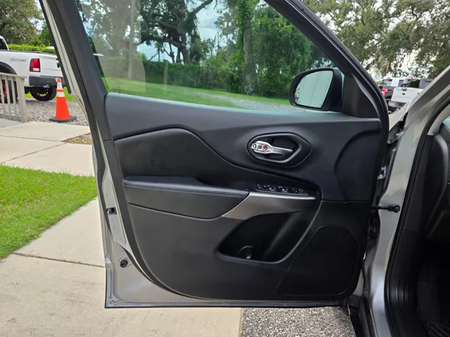 2019 Jeep Cherokee Latitude photo 13