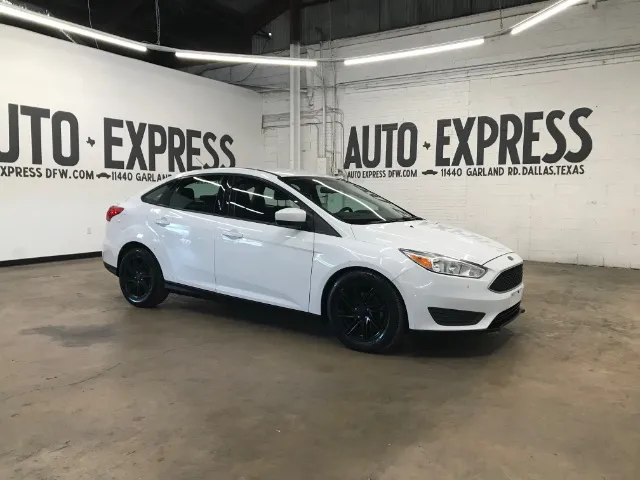 2018 Ford Focus Sedan SE's photo
