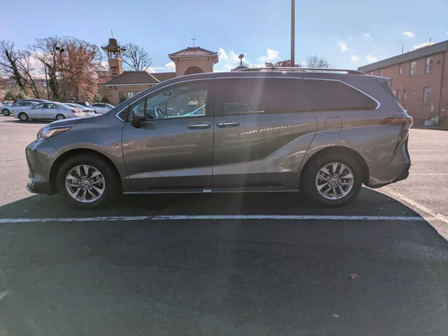 2023 Toyota Sienna XLE's photo