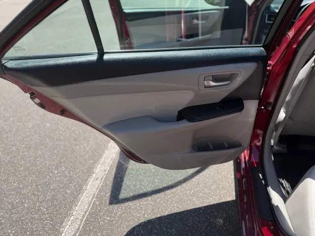 2016 Toyota Camry XLE Hybrid - Photo 23