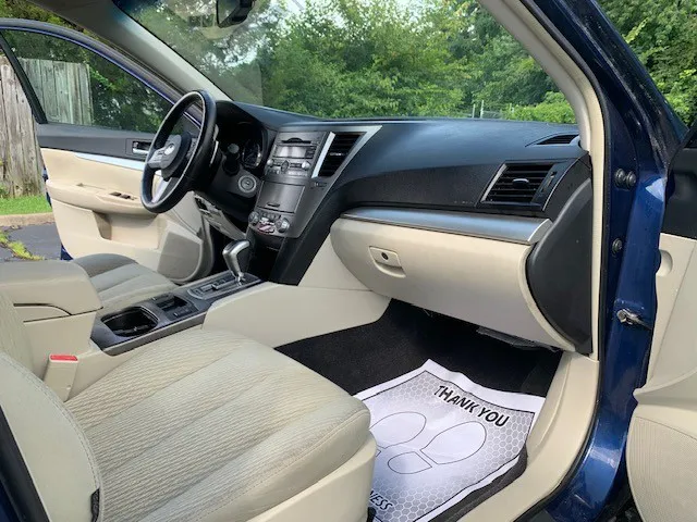 2010 Subaru Outback Premium 2.5i photo 28
