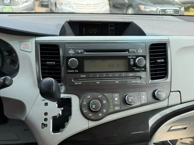 2014 Toyota Sienna L - Photo 10
