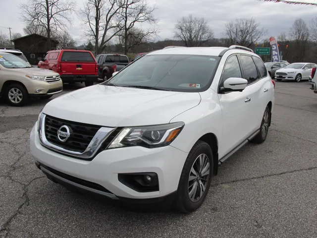 2017 Nissan Pathfinder SL's photo