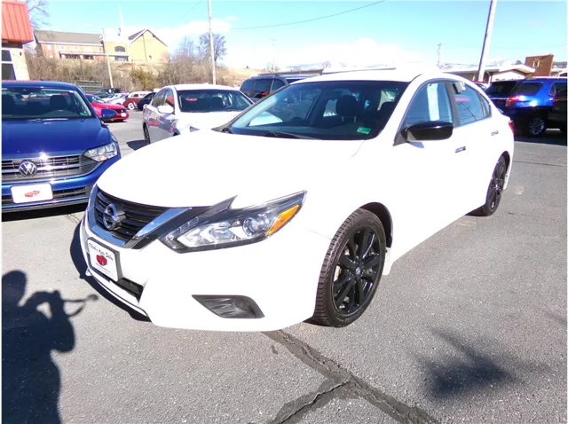 2017 Nissan Altima SR's photo