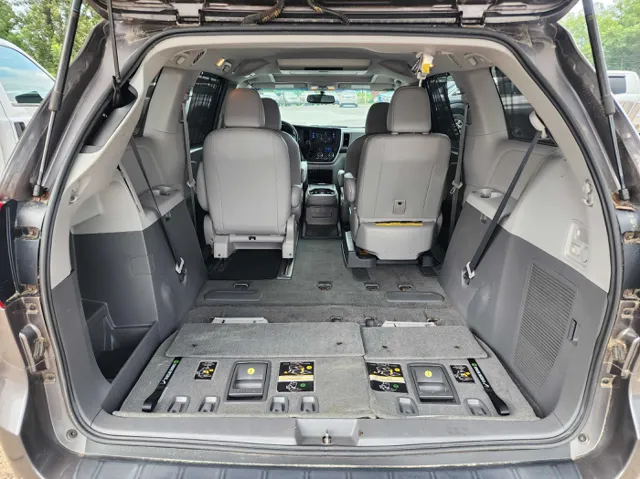 2015 Toyota Sienna XLE photo 14