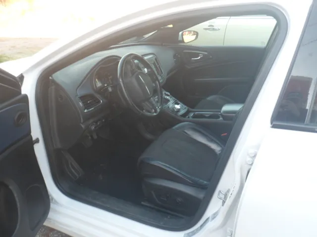 2015 Chrysler 200 S - Photo 5