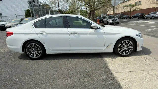 2017 BMW 5 Series 530i xDrive Sedan's photo