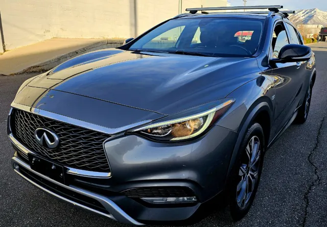 2017 INFINITI QX30 Premium's photo