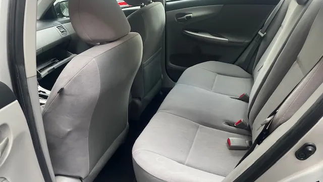 2011 Toyota Corolla LE - Photo 6