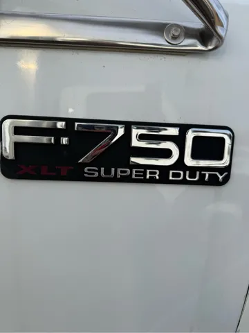 2008 Ford F-750 - Photo 4