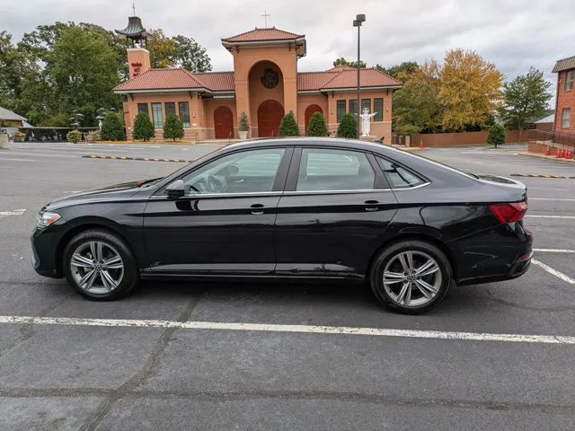 2024 Volkswagen Jetta SE's photo