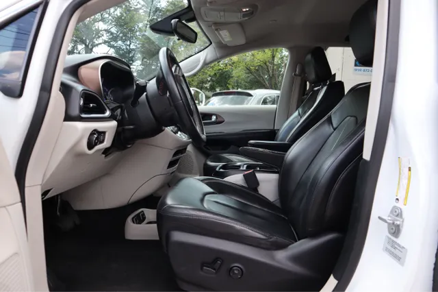 2017 Chrysler Pacifica Touring L photo 12