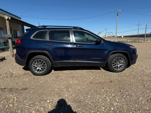 2016 Jeep Cherokee Sport photo 3
