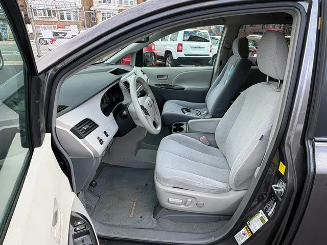 2011 Toyota Sienna LE - Photo 11