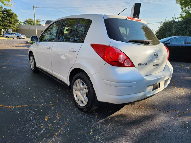 2010 Nissan Versa S photo 5