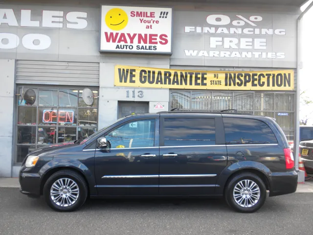 2013 Chrysler Town & Country Touring-L's photo