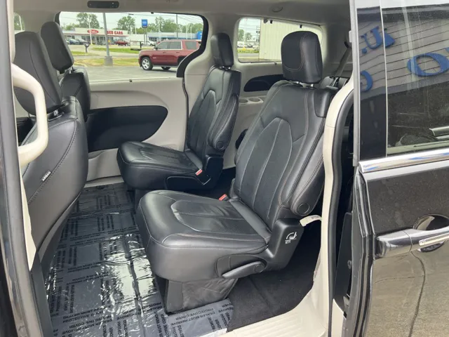 2018 Chrysler Pacifica Touring L photo 2