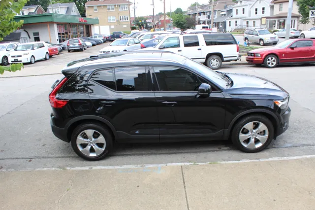 2022 Volvo XC40 T5 Momentum photo 9
