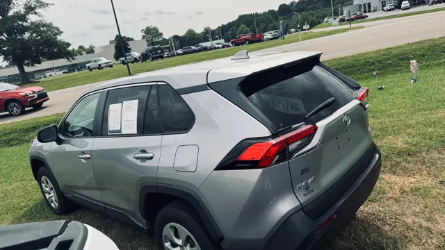 2022 Toyota RAV4 LE - Photo 23