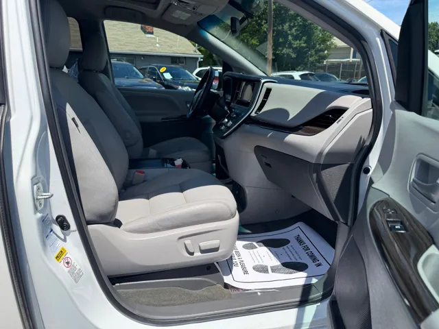 2017 Toyota Sienna XLE - Photo 15