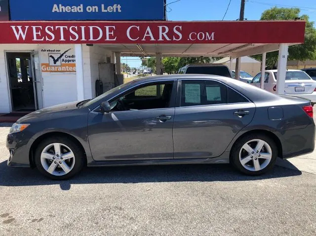2013 Toyota Camry SE's photo