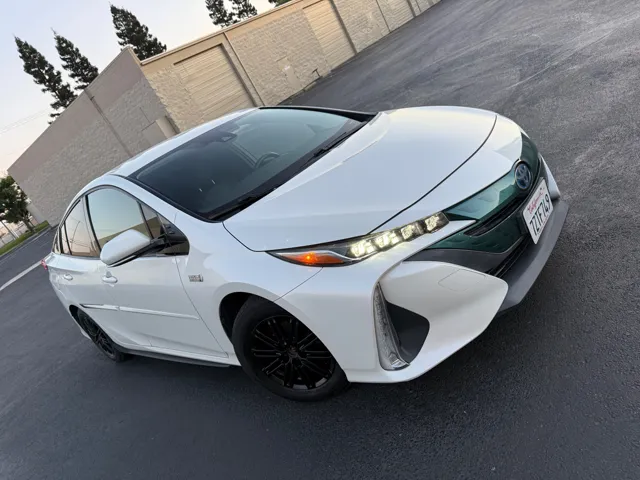 2017 Toyota Prius Prime Premium's photo