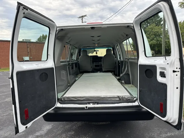2010 Ford E-350 photo 3