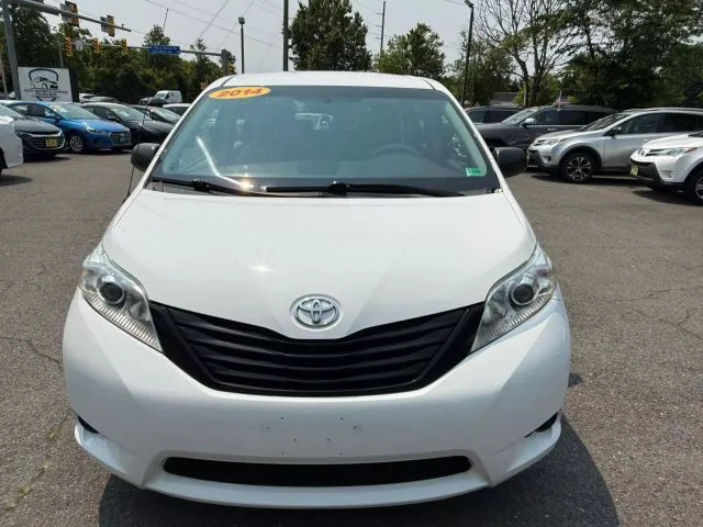 2014 Toyota Sienna L - Photo 2