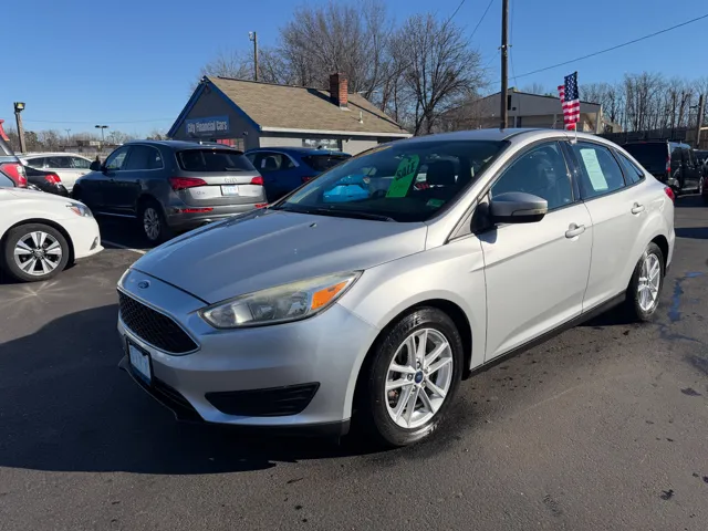 2017 Ford Focus SE's photo