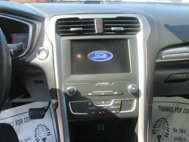 2020 Ford Fusion SE - Photo 10